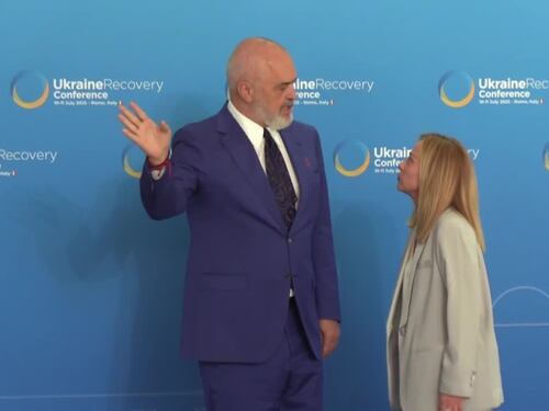 Edi Rama si inginocchia (di nuovo) prima di salutare Meloni