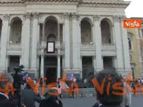 Papa Leone XIV benedice il popolo romano dalla Basilica di San Giovanni in Laterano a Roma