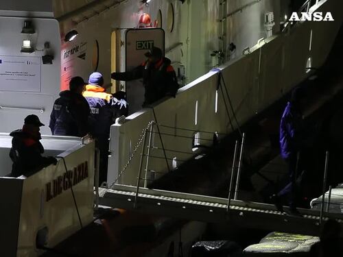 Motovedetta con 43 migranti dall'Albania arrivata a Bari