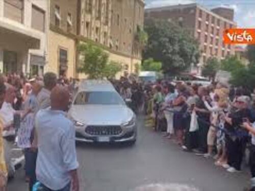 "Grandioso Pippo", l'omaggio per Baudo con un cartello fuori dalla camera ardente