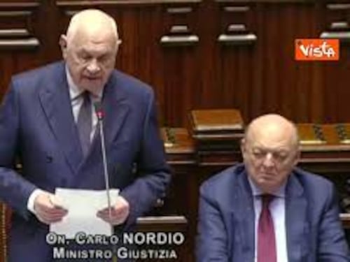 Caso Almasri, Nordio: "Mandato d'arresto arrivato in inglese con criticità". Bagarre in Aula