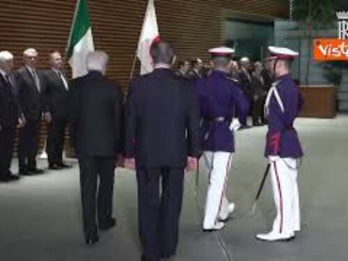 Mattarella a Tokyo incontra il premier Ishiba, ecco la stretta di mano