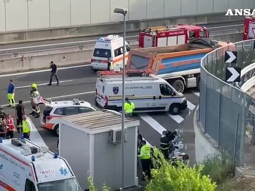 Pullman con alunni di elementare tampona un camion, morta una maestra