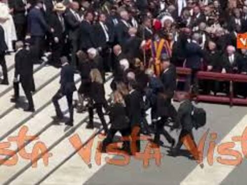 Funerali Papa Francesco, la delegazione italiana con Mattarella e Meloni lascia Piazza San Pietro