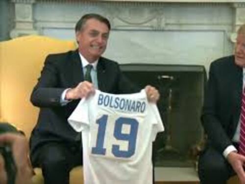 Dazi Usa a Brasile al 50%, furia di Lula. Trump e Bolsonaro nel 2019 si scambiarono maglie calcio