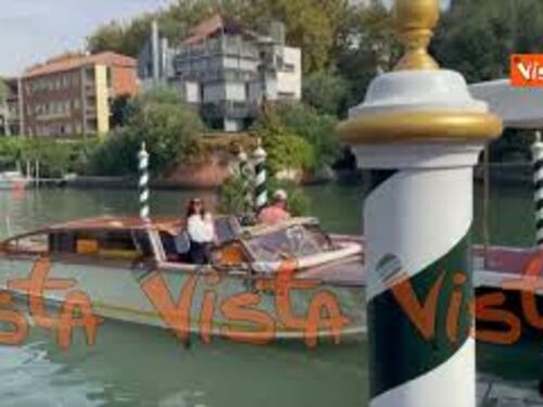 Venezia 82, Caterina Milicchio in posa per i fotografi al Lido per la Mostra del Cinema