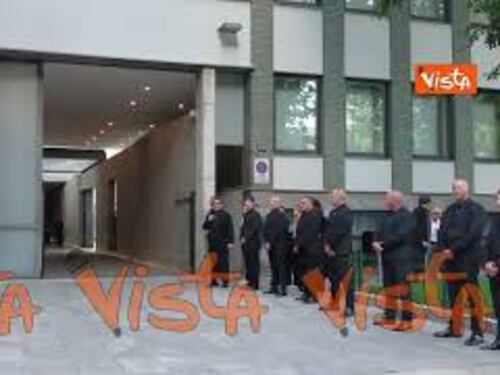 La chiusura della camera ardente di Giorgio Armani