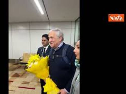 Tajani arriva in India, accolto con un mazzo di fiori gialli