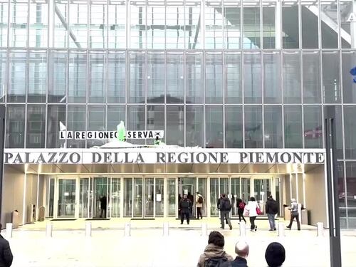 Maxi scritta per il clima di Extinction Rebellion al Grattacielo Piemonte