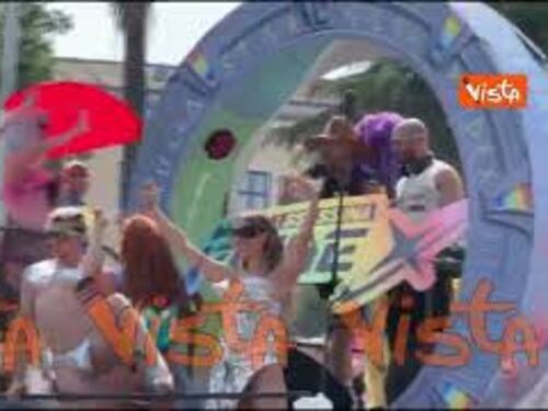 Rose Villain sul carro del Muccassassina sventola la bandiera palestinese al Pride di Roma