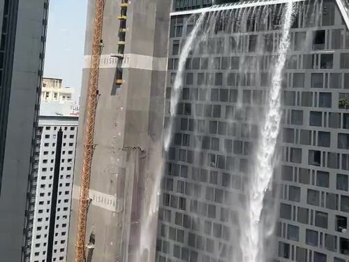 L'acqua di una piscina si sversa su un palazzo durante il sisma