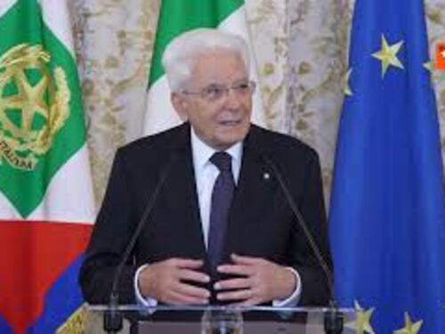 Mattarella: "E' motivo di rammarico che alcuni teatri chiudano"
