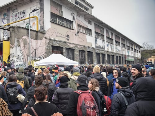 Leoncavallo, la sinistra forcaiola sta con chi okkupa