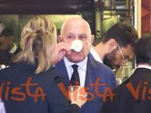 Pausa caffè per il Ministro Nordio a margine del convegno di Fratelli d'Italia "Parlate di mafia"