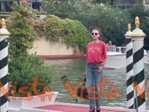 Venezia 82, Romana Maggiora Vergano al Lido in posa per i fotografi