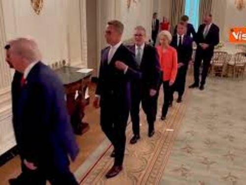 Trump, Zelensky e i leader Ue alla Casa Bianca, le immagini del dietro le quinte