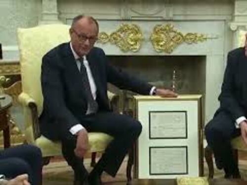 Merz dona a Trump certificato di nascita del nonno Friedrich nato in Germania nel 1869