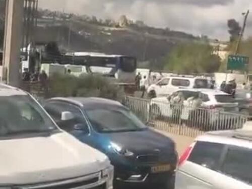 Il momento dell'attentato su un bus a Gerusalemme