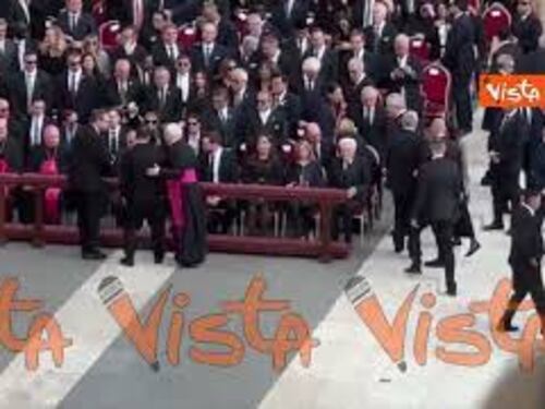 Zelensky a San Pietro per la Messa di insediamento di Papa Leone XIV, l'abbraccio con Meloni