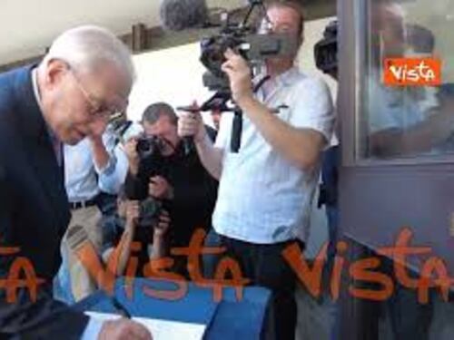 Dell'Utri scrive sul libro delle firme al funerale di Emilio Fede
