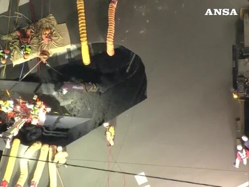 Un 74enne bloccato da 24 ore in una voragine stradale vicino Tokyo
