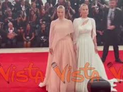 Venezia 82, Lady Eliza e Amelia Spencer, nipoti di Diana, sul red carpet con due abiti uguali