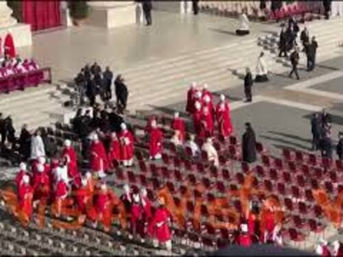 Funerali Papa Francesco, l'arrivo dei cardinali in Piazza San Pietro per la cerimonia