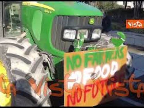 L'arrivo dei trattori della protesta degli agricoltori al Pirellone di Milano