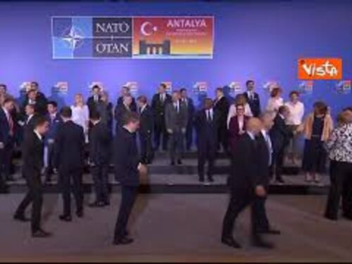La foto di famiglia con Tajani al vertice Nato ad Antalya