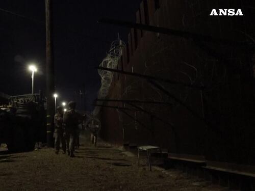I Marines installano il filo spinato sul muro al confine con il Messico