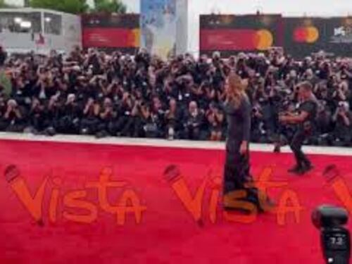 Venezia 82, Julia Roberts elegantissima in total black per la sua prima volta al Lido