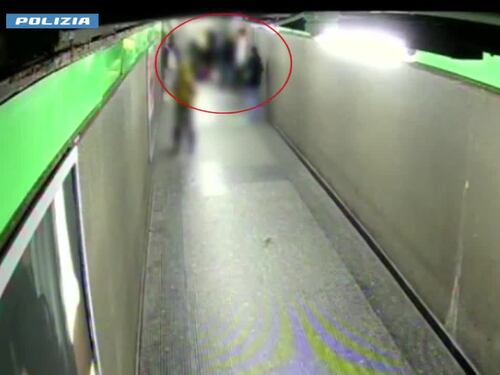 Accerchiano e rapinano un ragazzo. La violenza degli egiziani in metro
