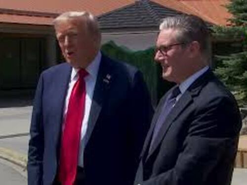 G7 Canada, Trump firma accordo con Starmer, ma gli cadono i fogli: "È un po' ventoso qui"