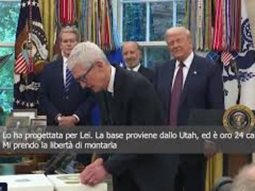 Il Ceo di Apple Tim Cook dona a Trump una targa in vetro con base oro 24 carati