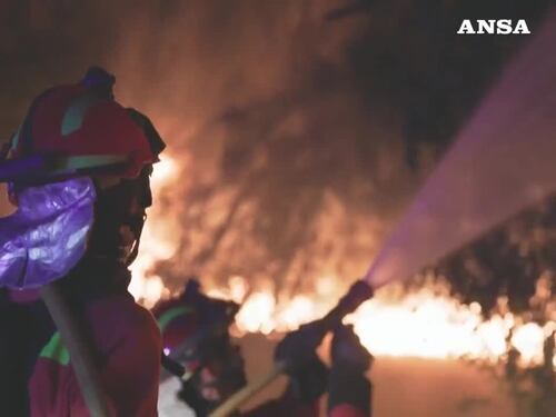 Spagna, i vigili del fuoco combattono gli incendi nel nord-ovest del Paese