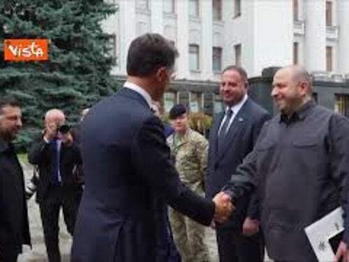 Il segretario della Nato Rutte in visita a Kiev accolto da Zelensky