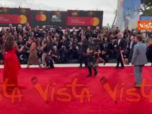 Venezia 82, Ayo Edebiri sfila in abito rosso sul red carpet di The Hunt