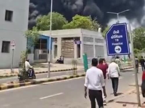 Incidente aereo in India: il fumo denso dopo lo schianto