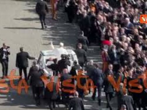 Giro in Papamobile di Leone XIV per salutare i fedeli prima della Messa di insediamento