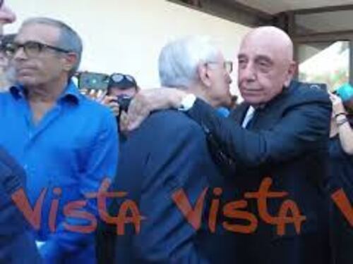 L'abbraccio tra Dell'Utri e Galliani al funerale di Emilio Fede