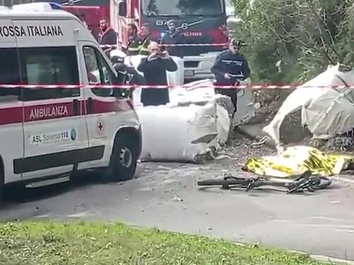 Camion perde il carico, colpito gruppo di ciclisti: muore un 49enne