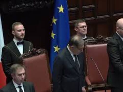Commemorazione Papa Francesco alla Camera, un minuto di silenzio, poi il lungo applauso in Aula