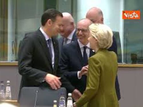 Von der Leyen saluta con baci e strette di mano i leader del Consiglio Europeo