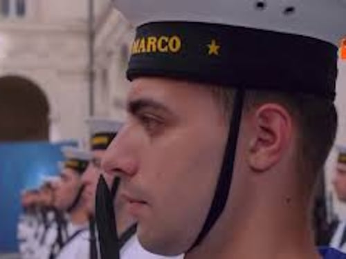 Meloni riceve Macron a Palazzo Chigi, sorrisi e baci sulle guance con il Presidente francese