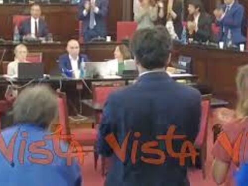 Il sindaco di Milano prosegue con l'incarico, la standing ovation dei consiglieri di Milano per Sala
