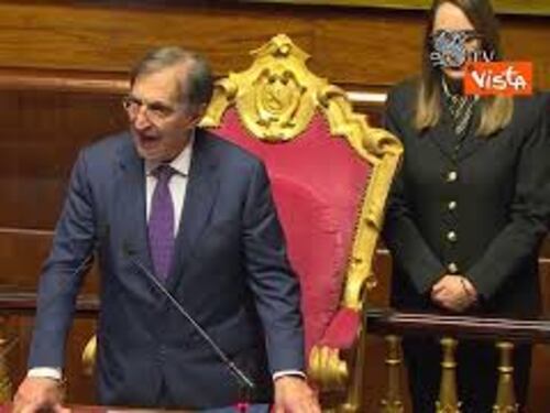 La Russa: "Inaccettabili parole Zakharova, piena solidarietà a Mattarella". L'applauso in Senato
