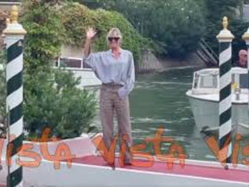 Venezia 82, Micaela Ramazzotti arriva al Lido e saluta i fotografi