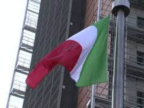 La bandiera italiana sventola a Bruxelles a fianco a quella Ue in onore di Mattarella