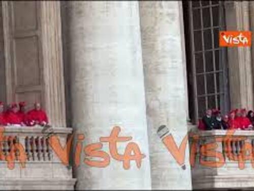 Elezione Papa, i Cardinali sui balconi della Basilica di San Pietro attendono il nuovo Pontefice