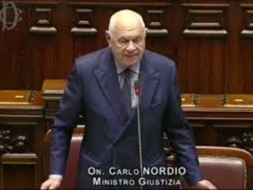 Lapsus di Nordio in Aula: Rammarico per non aver partecipato a tutte le "udienze" (anziché sedute)